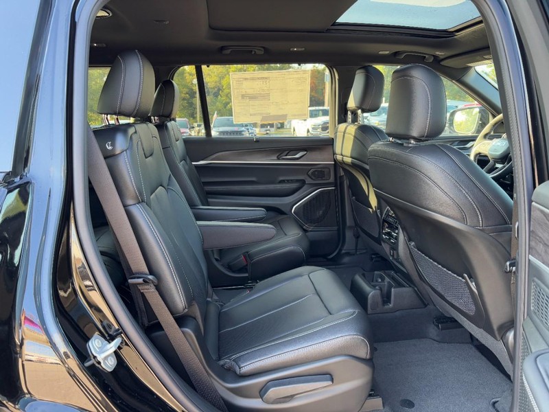 Jeep Grand Cherokee L Vehicle Full-screen Gallery Image 05