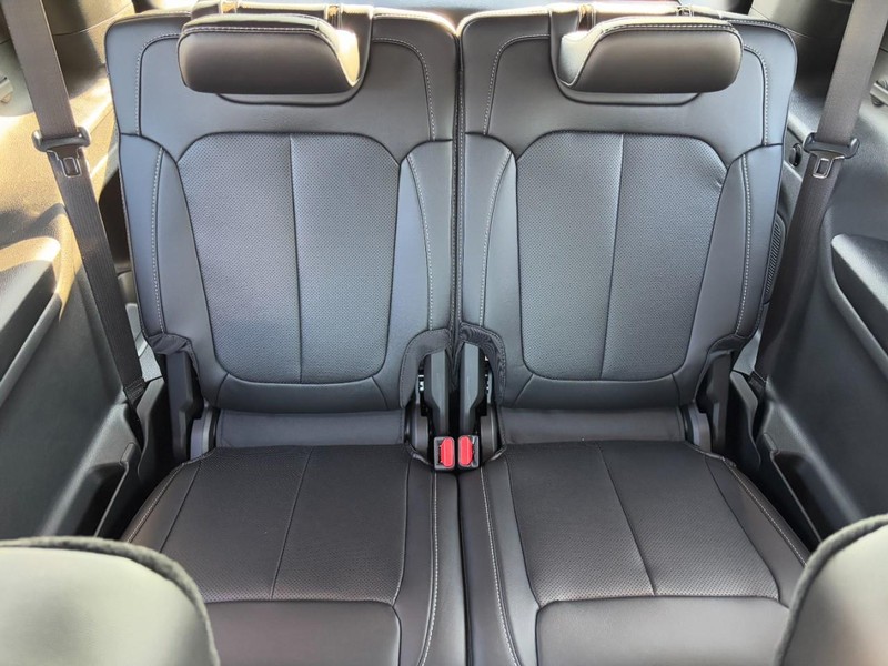 Jeep Grand Cherokee L Vehicle Full-screen Gallery Image 06