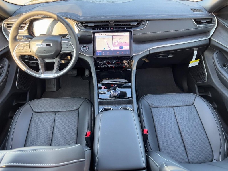 Jeep Grand Cherokee L Vehicle Full-screen Gallery Image 07