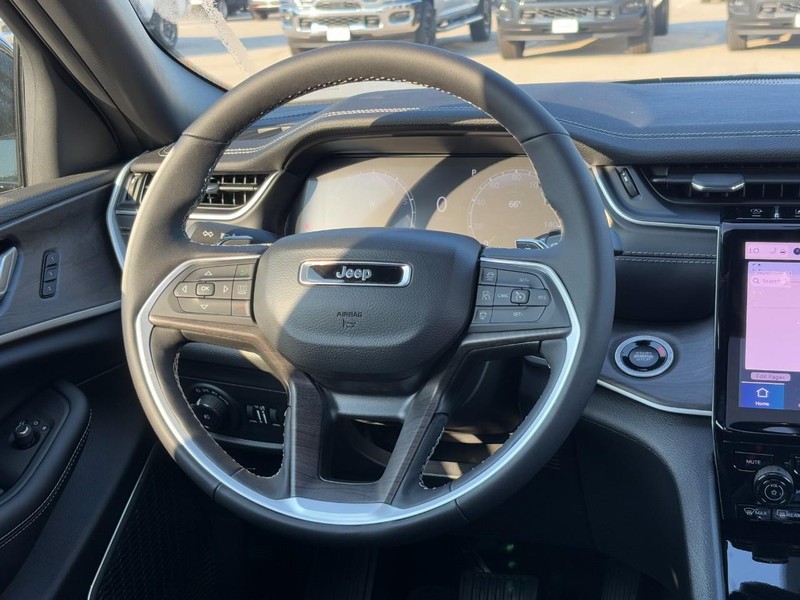 Jeep Grand Cherokee L Vehicle Full-screen Gallery Image 08