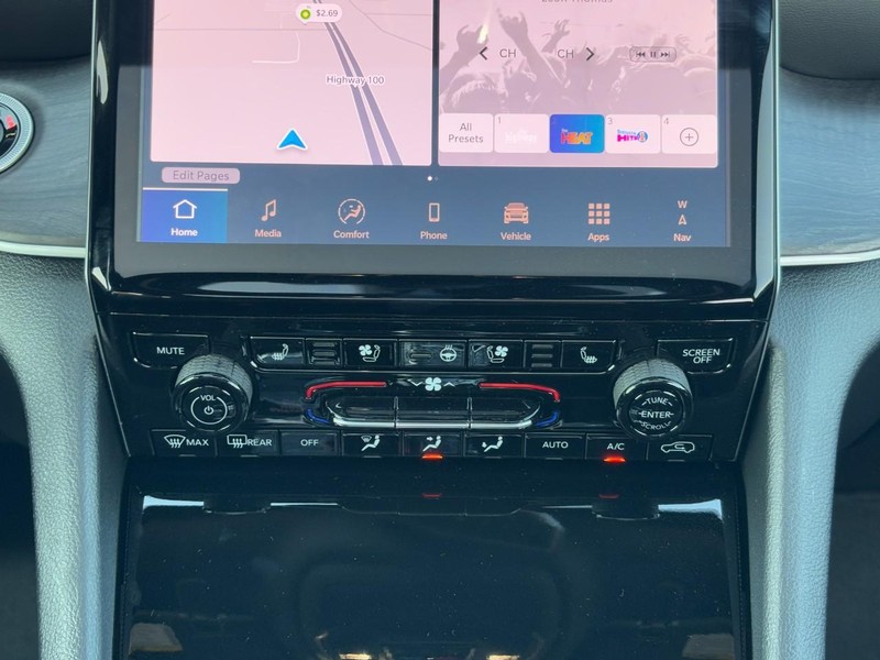 Jeep Grand Cherokee L Vehicle Full-screen Gallery Image 10