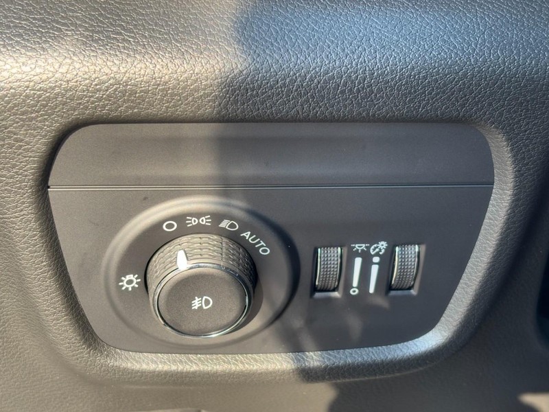 Jeep Grand Cherokee L Vehicle Full-screen Gallery Image 12