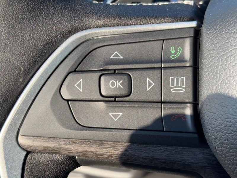 Jeep Grand Cherokee L Vehicle Full-screen Gallery Image 13