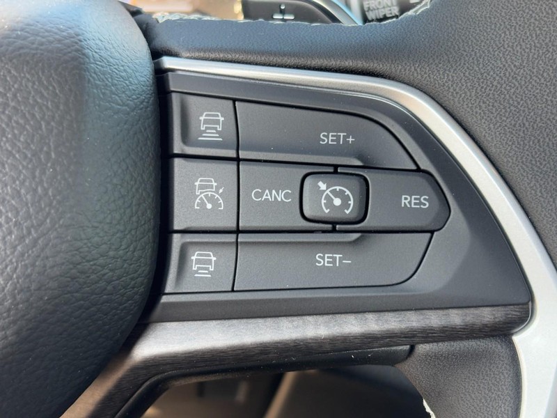 Jeep Grand Cherokee L Vehicle Full-screen Gallery Image 14