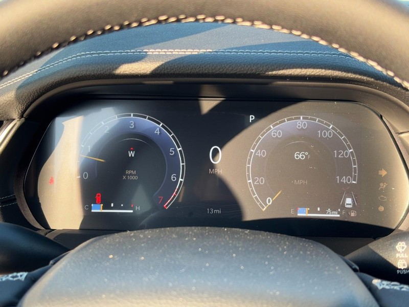 Jeep Grand Cherokee L Vehicle Full-screen Gallery Image 15