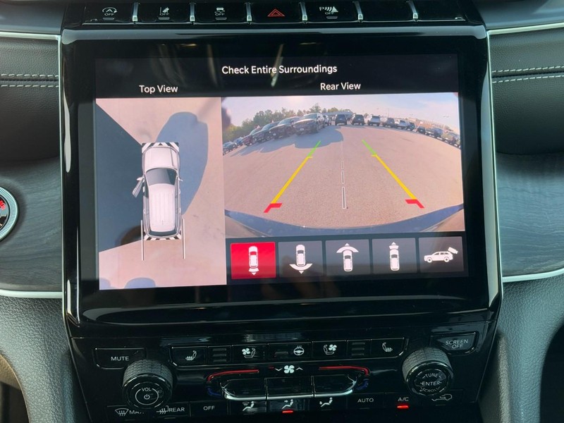 Jeep Grand Cherokee L Vehicle Full-screen Gallery Image 17