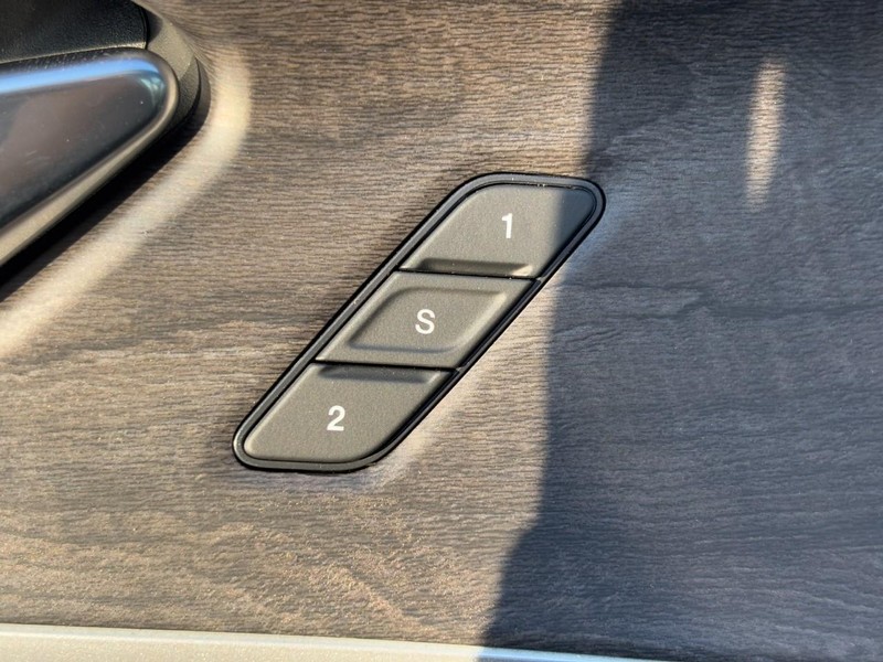 Jeep Grand Cherokee L Vehicle Full-screen Gallery Image 21