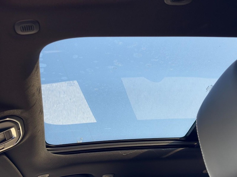 Jeep Grand Cherokee L Vehicle Full-screen Gallery Image 23