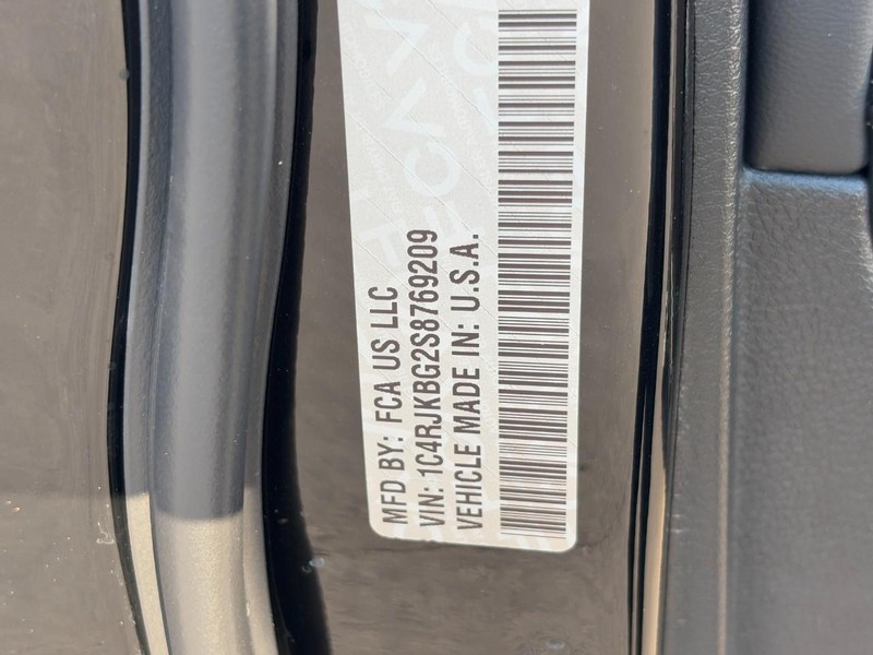 Jeep Grand Cherokee L Vehicle Full-screen Gallery Image 24