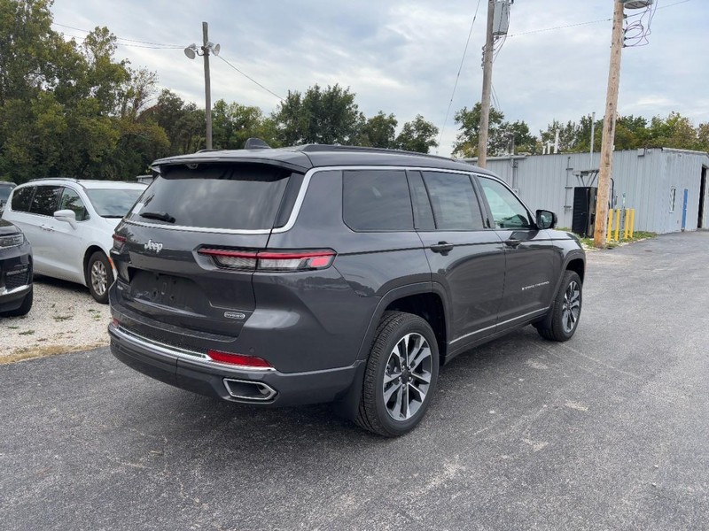Jeep Grand Cherokee L Vehicle Full-screen Gallery Image 03