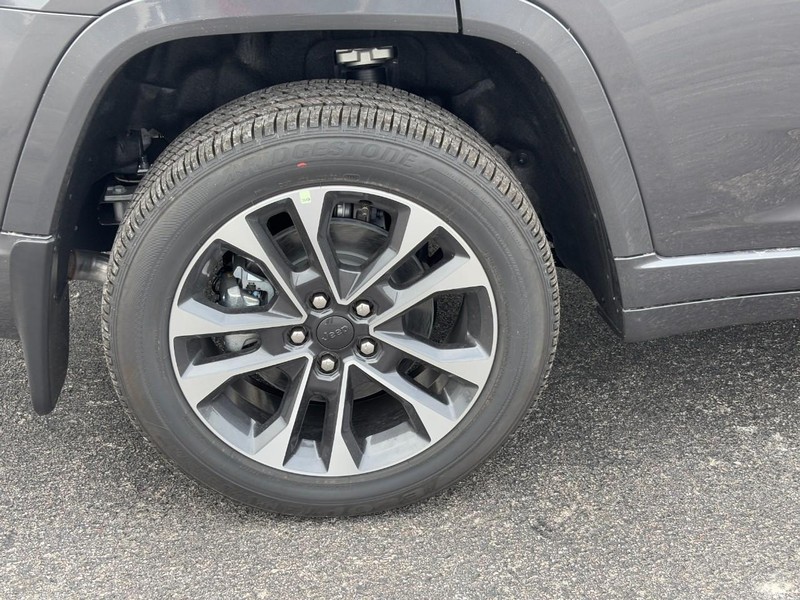 Jeep Grand Cherokee L Vehicle Full-screen Gallery Image 04