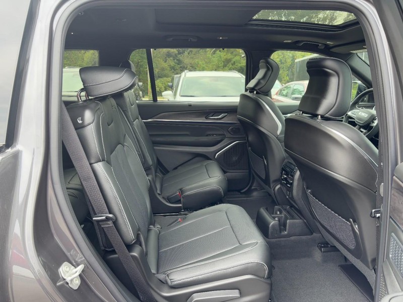 Jeep Grand Cherokee L Vehicle Full-screen Gallery Image 05