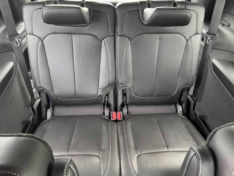 Jeep Grand Cherokee L Vehicle Full-screen Gallery Image 06