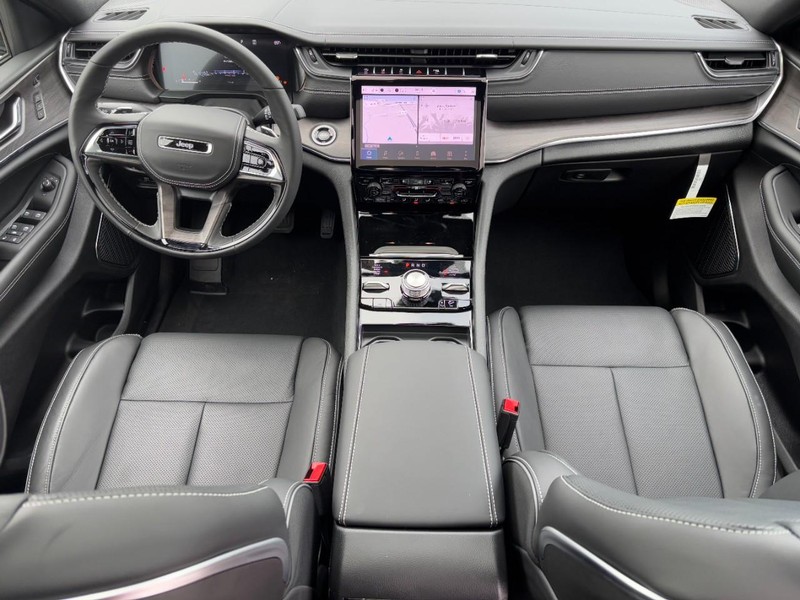 Jeep Grand Cherokee L Vehicle Full-screen Gallery Image 07