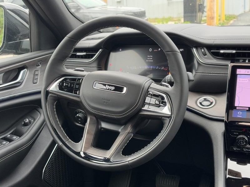 Jeep Grand Cherokee L Vehicle Full-screen Gallery Image 08