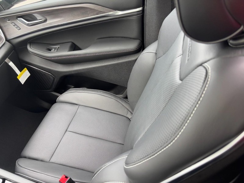 Jeep Grand Cherokee L Vehicle Full-screen Gallery Image 11