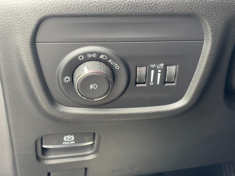 Jeep Grand Cherokee L Vehicle Full-screen Gallery Image 12