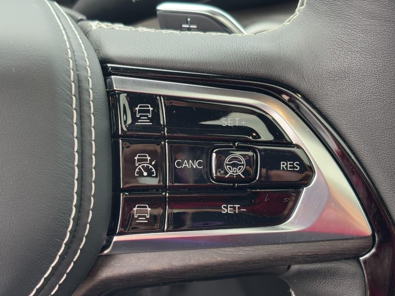 Jeep Grand Cherokee L Vehicle Full-screen Gallery Image 14