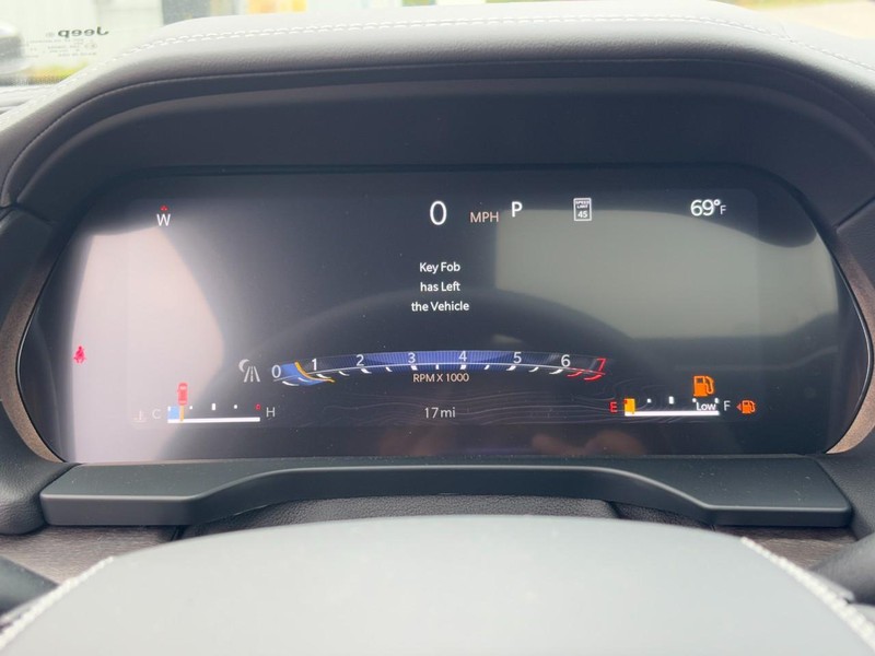 Jeep Grand Cherokee L Vehicle Full-screen Gallery Image 15