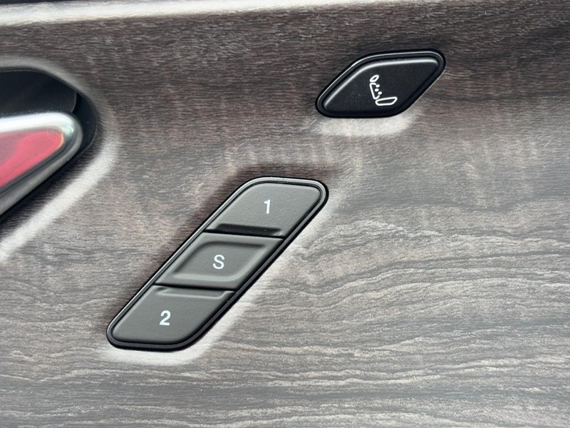 Jeep Grand Cherokee L Vehicle Full-screen Gallery Image 21