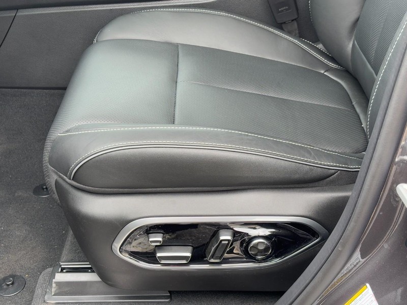 Jeep Grand Cherokee L Vehicle Full-screen Gallery Image 22