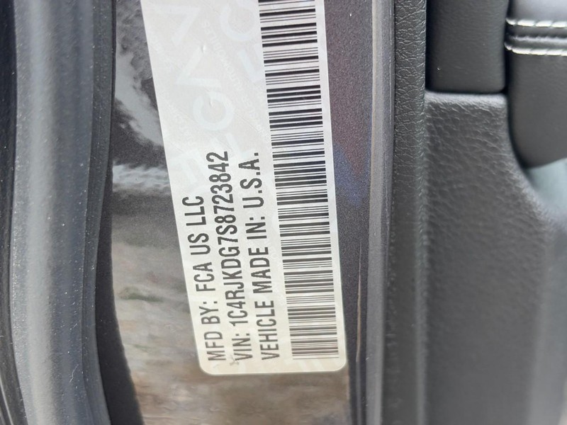 Jeep Grand Cherokee L Vehicle Full-screen Gallery Image 24