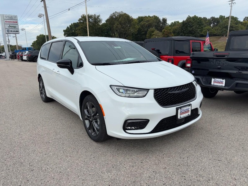 Chrysler Pacifica Vehicle Full-screen Gallery Image 02