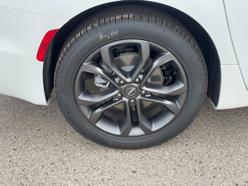 Chrysler Pacifica Vehicle Full-screen Gallery Image 04