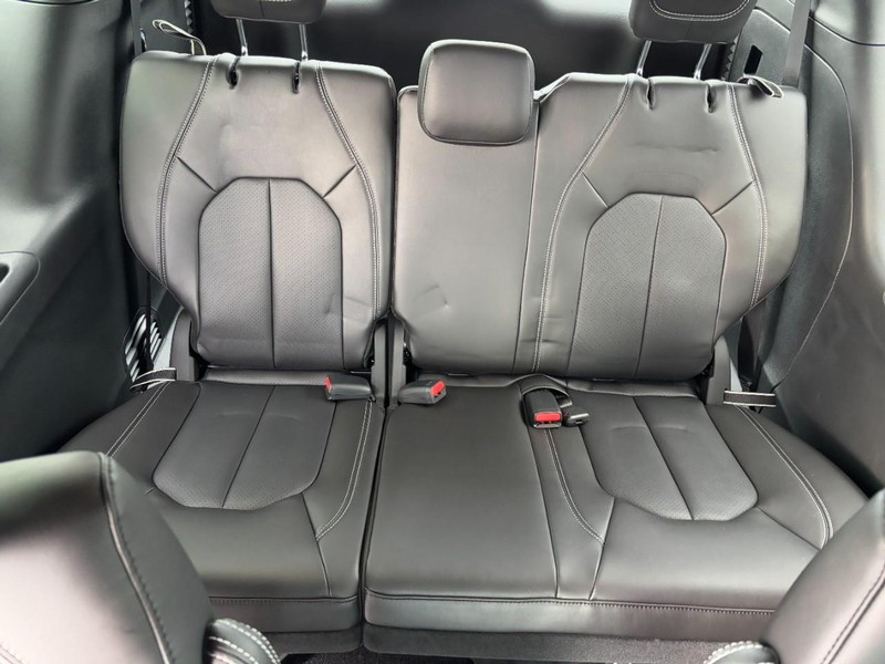 Chrysler Pacifica Vehicle Full-screen Gallery Image 06