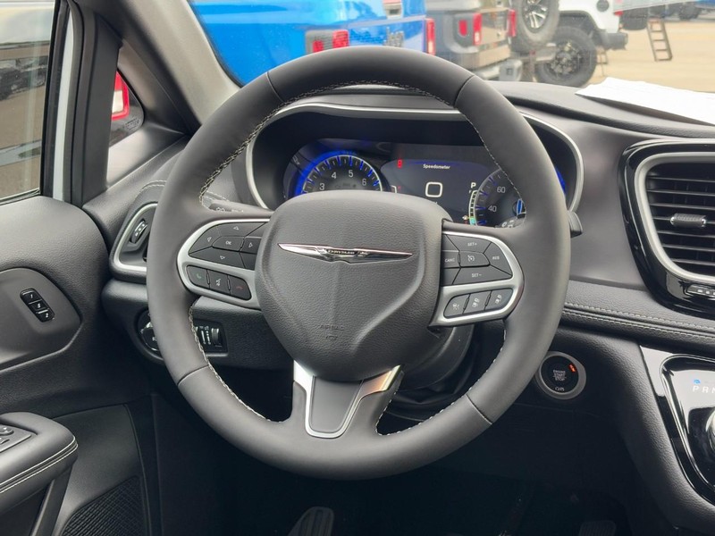 Chrysler Pacifica Vehicle Full-screen Gallery Image 08