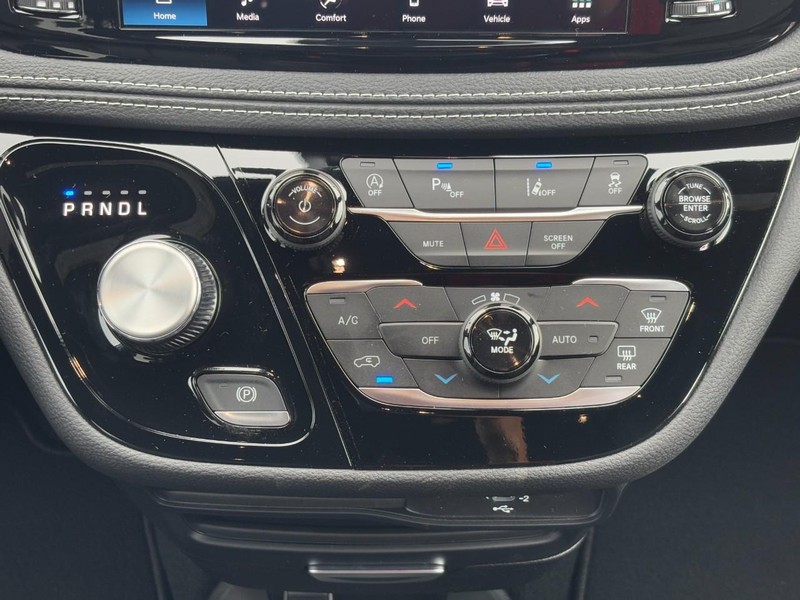 Chrysler Pacifica Vehicle Full-screen Gallery Image 10