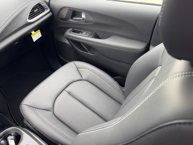 Chrysler Pacifica Vehicle Full-screen Gallery Image 11