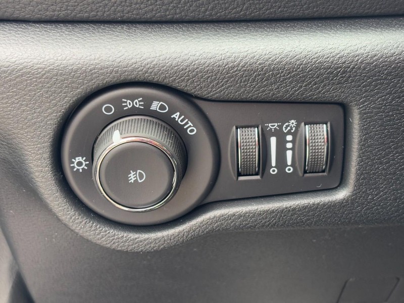 Chrysler Pacifica Vehicle Full-screen Gallery Image 12