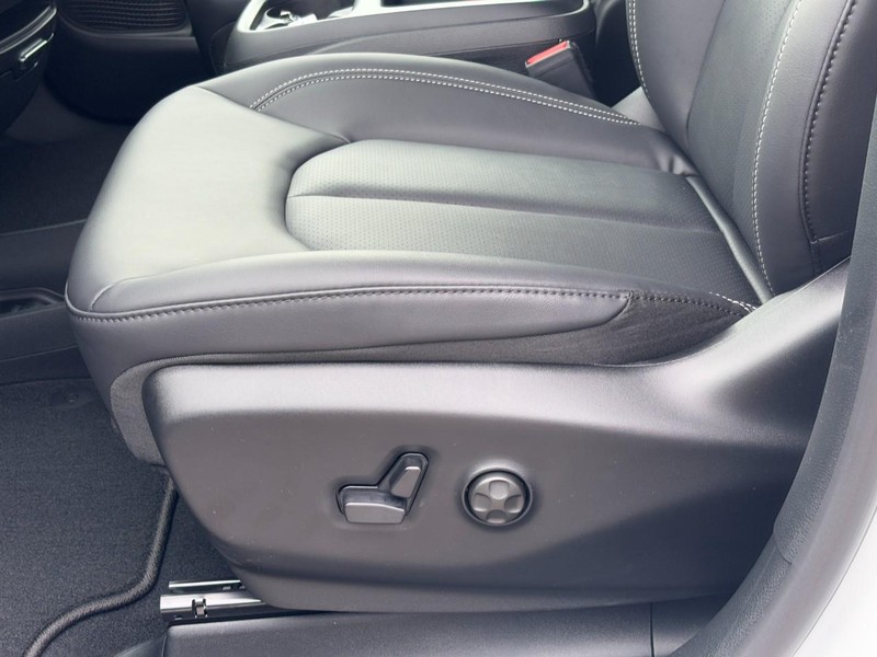 Chrysler Pacifica Vehicle Full-screen Gallery Image 21