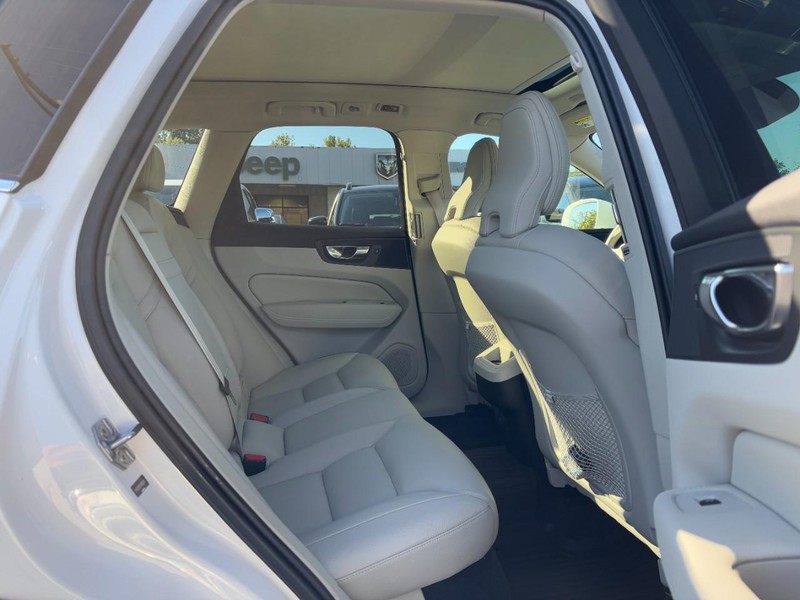 Volvo XC60 Vehicle Full-screen Gallery Image 10