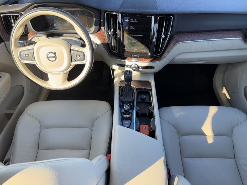 Volvo XC60 Vehicle Full-screen Gallery Image 11