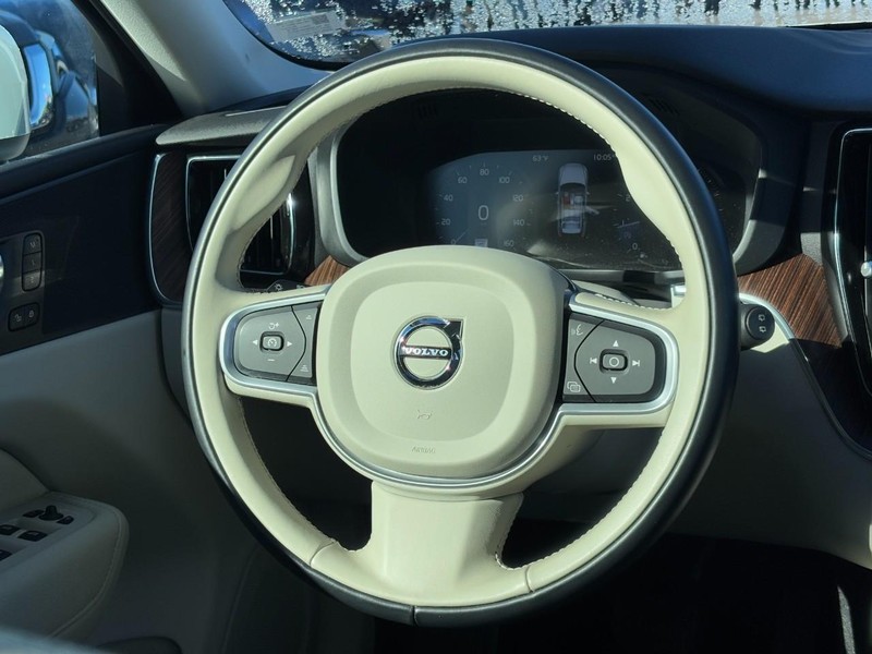Volvo XC60 Vehicle Full-screen Gallery Image 12