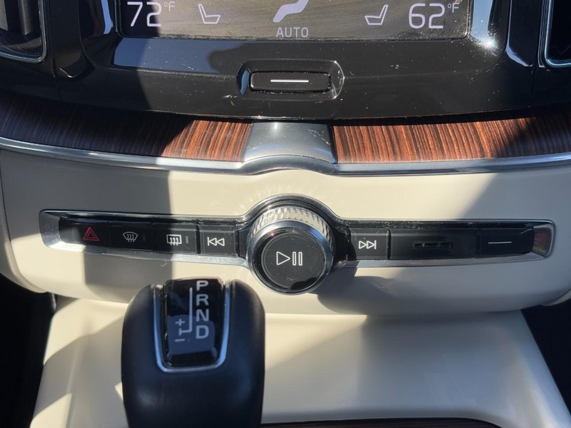 Volvo XC60 Vehicle Full-screen Gallery Image 14