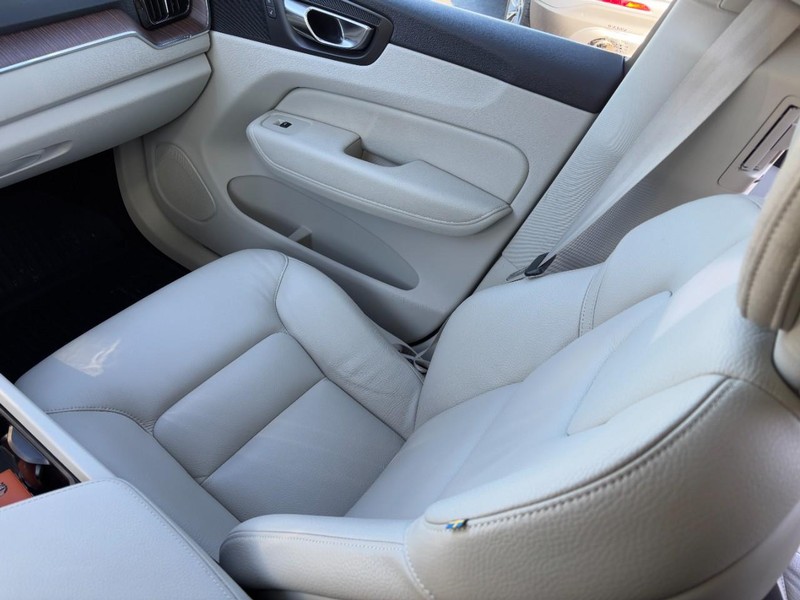 Volvo XC60 Vehicle Full-screen Gallery Image 15