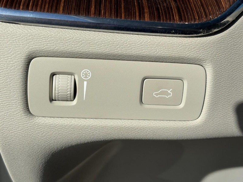 Volvo XC60 Vehicle Full-screen Gallery Image 16