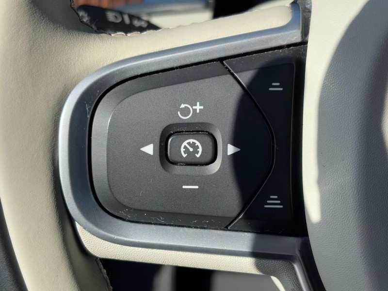 Volvo XC60 Vehicle Full-screen Gallery Image 17