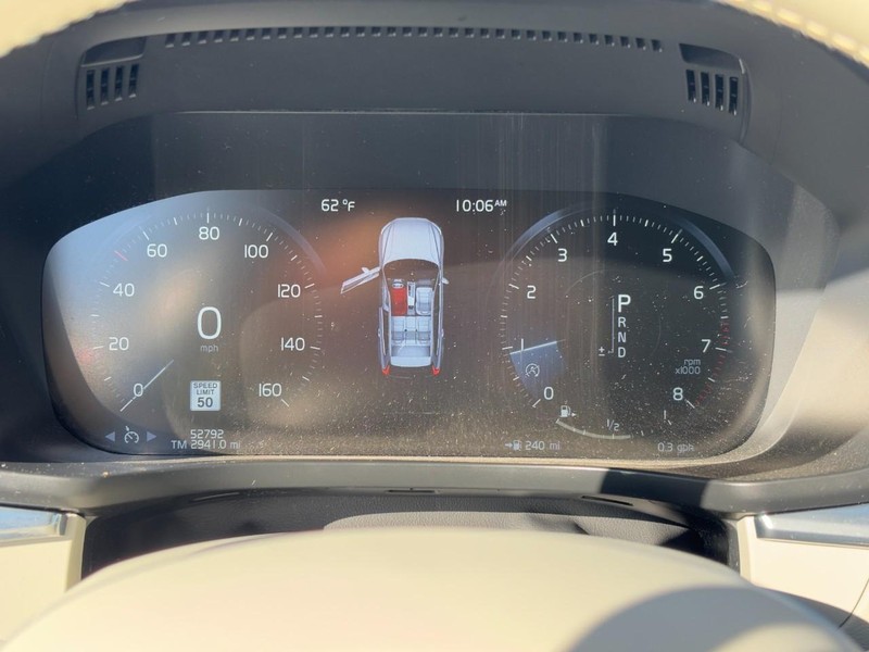 Volvo XC60 Vehicle Full-screen Gallery Image 19