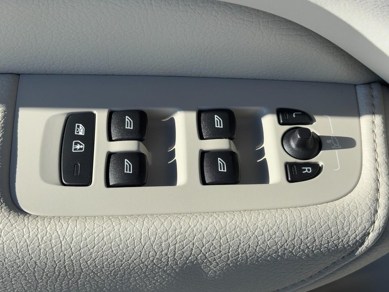 Volvo XC60 Vehicle Full-screen Gallery Image 23