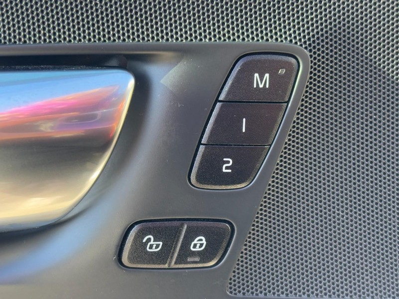 Volvo XC60 Vehicle Full-screen Gallery Image 24