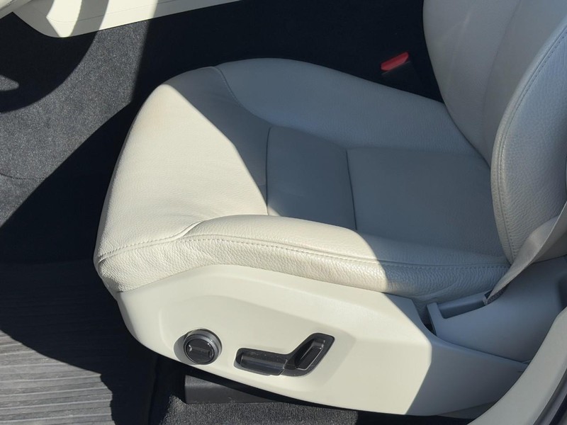 Volvo XC60 Vehicle Full-screen Gallery Image 25