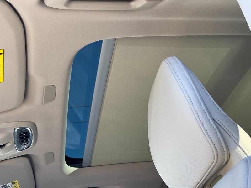 Volvo XC60 Vehicle Full-screen Gallery Image 26