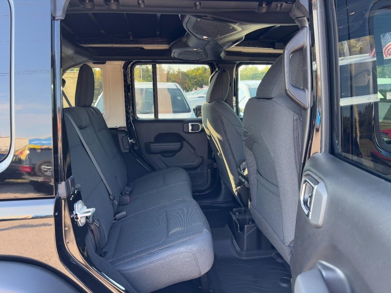 Jeep Wrangler Vehicle Full-screen Gallery Image 05