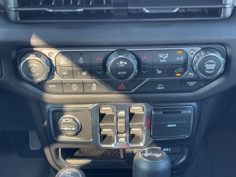 Jeep Wrangler Vehicle Full-screen Gallery Image 09