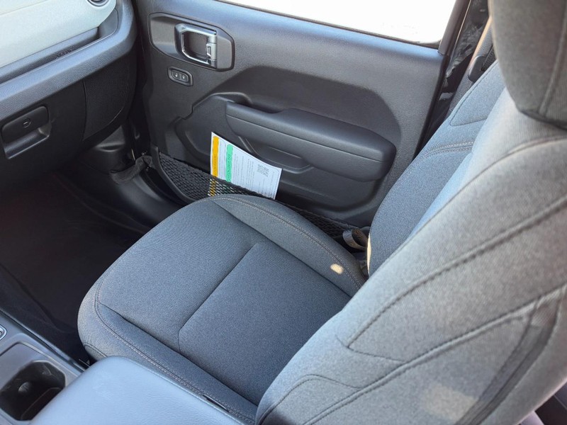 Jeep Wrangler Vehicle Full-screen Gallery Image 10