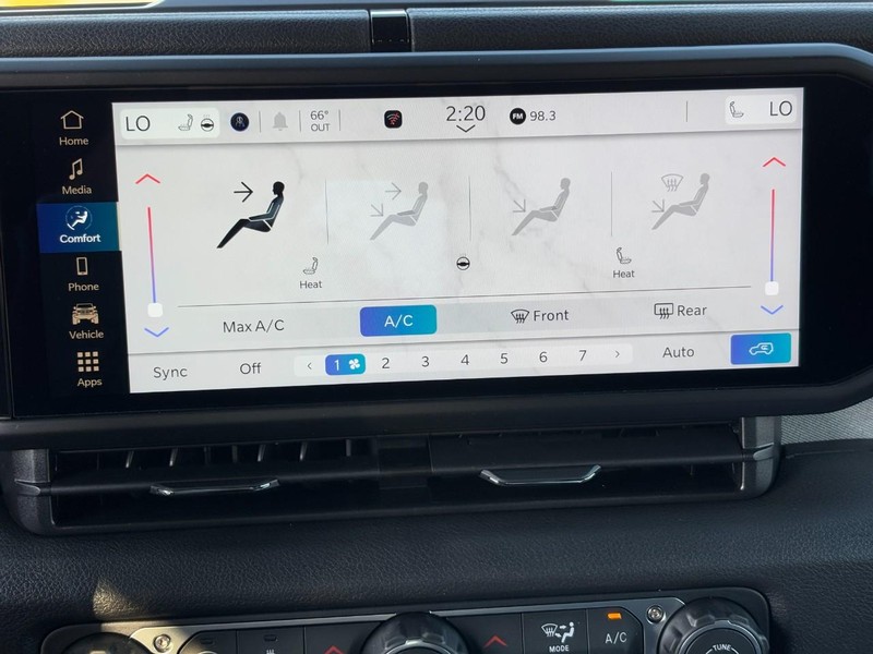 Jeep Wrangler Vehicle Full-screen Gallery Image 15